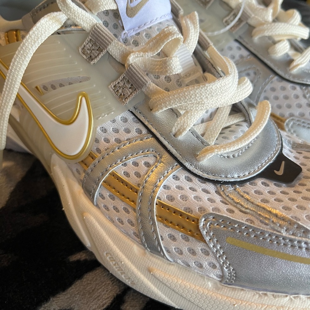 Nike V2K Run
Khaki Metallic Silver (Women's)